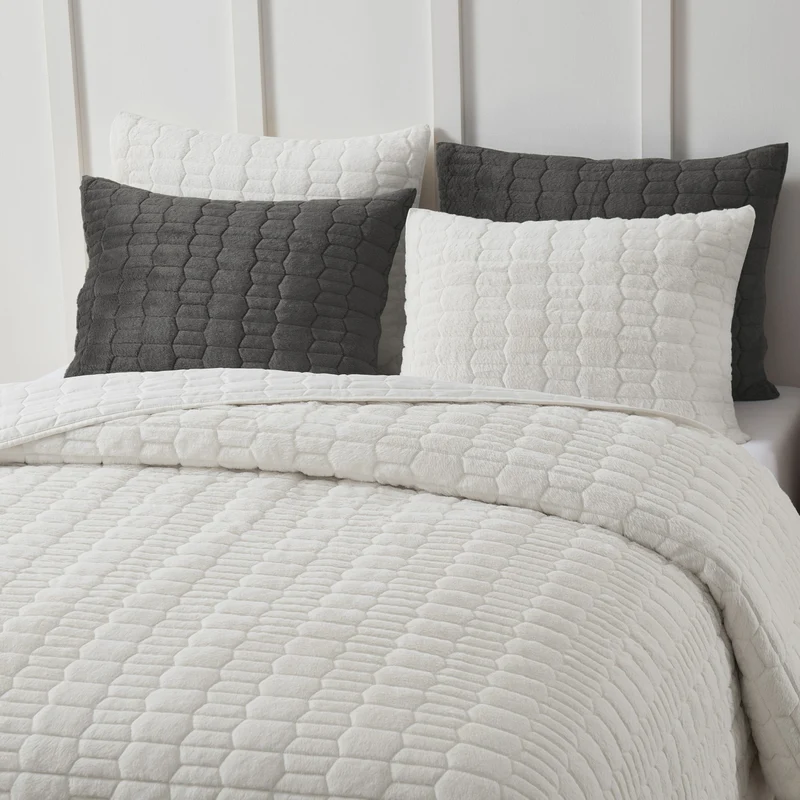 LynVan Faux Rabbit Fur 3-Piece Quilt Set – Luxuriously Soft and Warm Bedding