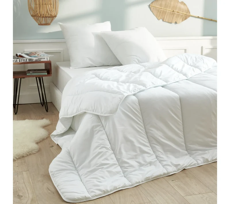 Pack 4 pièces Couette 260 x 240 cm + 2 Oreillers 60 x 60 + Polochon 160 Gamme "Douceur" - Traité Anti Acarien Soft & Care