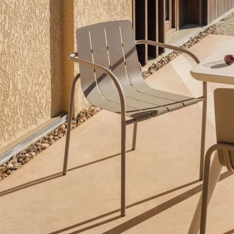 Lot de 2 chaises de jardin SKLUM empilables avec accoudoirs en acier Isoria