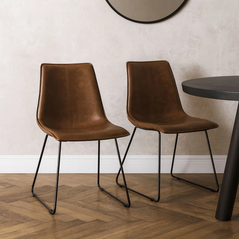 Lot de 2 Chaises LES TENDANCES Kintale en cuir marron vieilli et pieds métal Noir